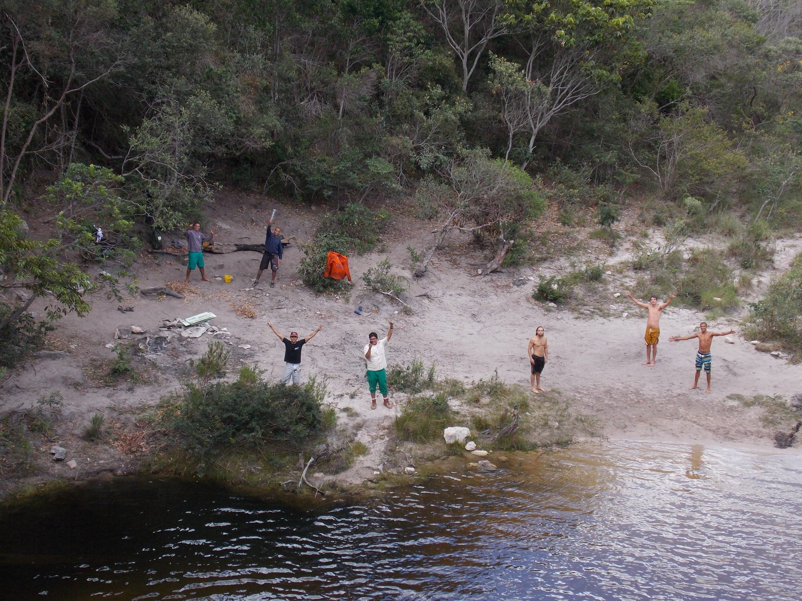 Grupo de pessoas caminhando na areia do Cochó, em Piatã